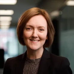 En person som smiler til kameraet