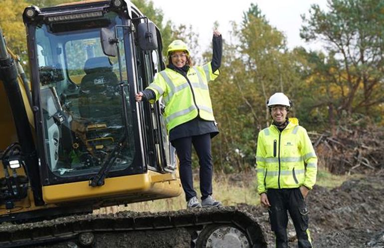 Adm.dir på St. Olavs hospital, Grethe Aasved, og Lars Gunnar Årsund fra Aune maskin er fornøyde med at byggingen er i gang.