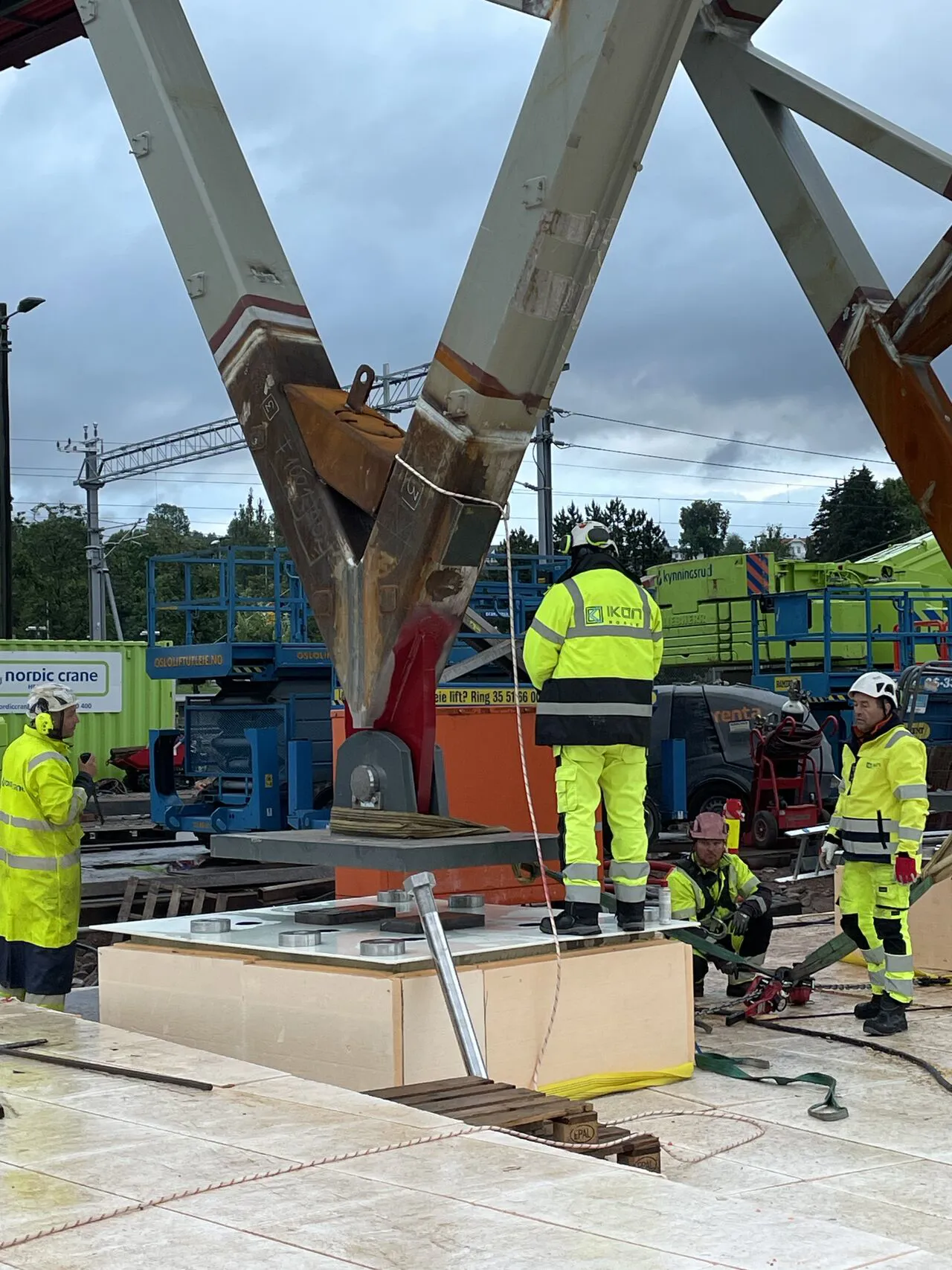 En gruppe arbeidere som jobber på et stort utstyr