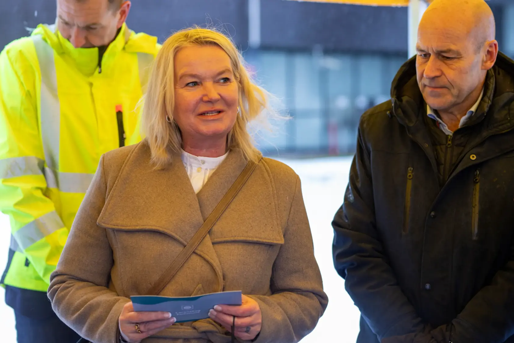 En person som holder en tablett