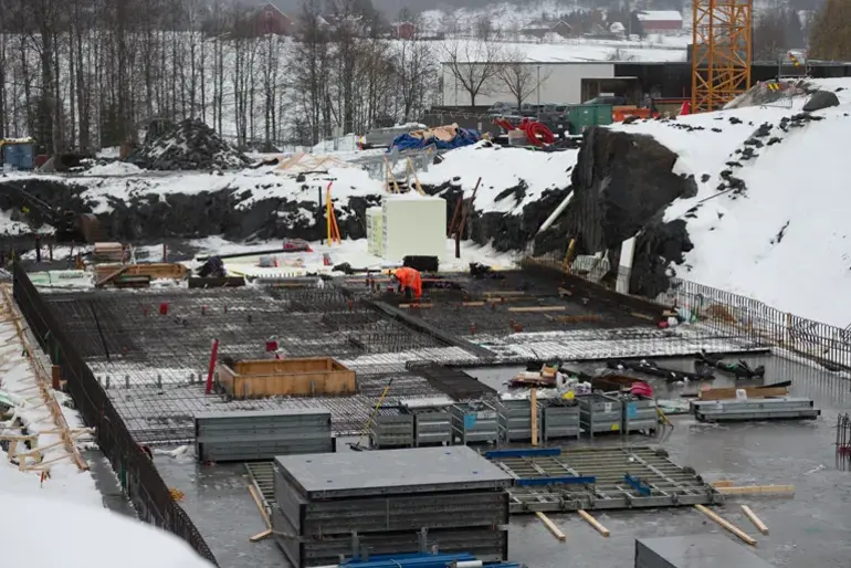 En byggeplass med kran