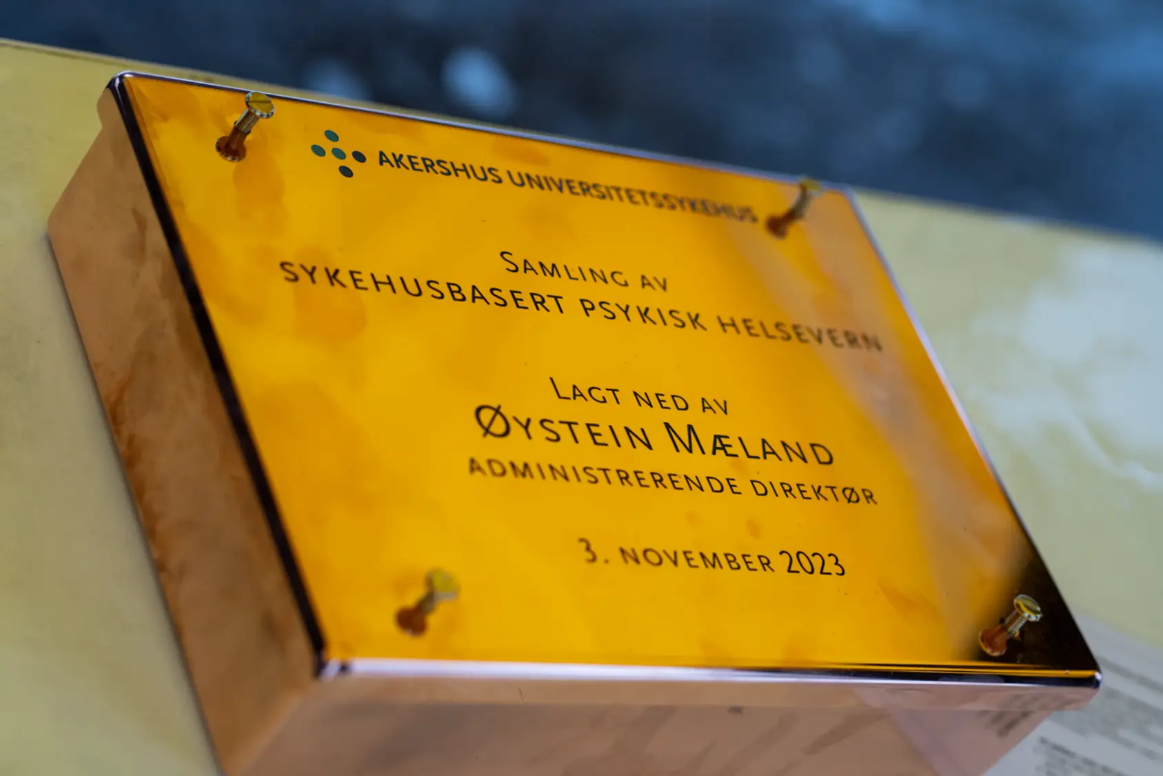 En gul boks med svart tekst