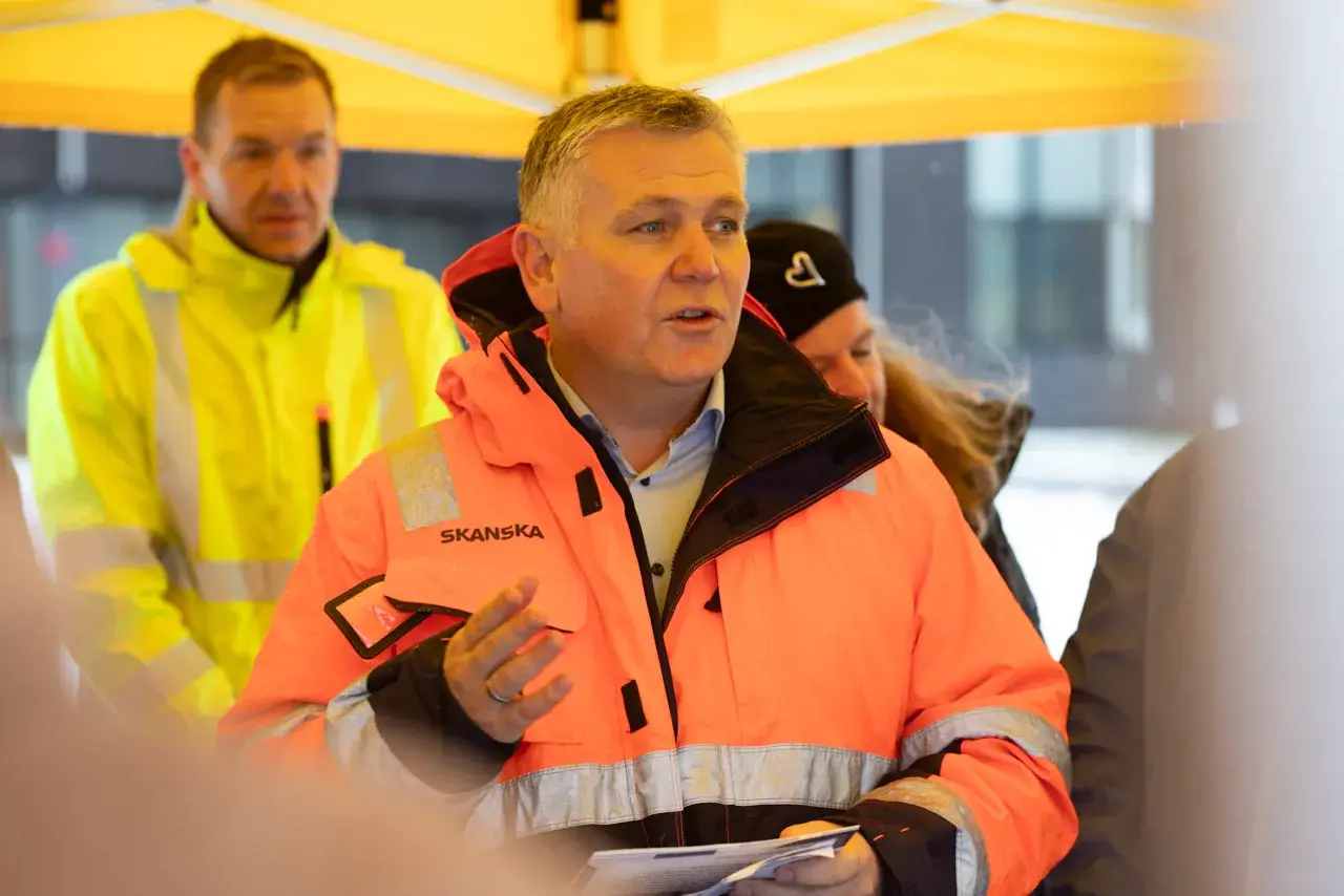 En person i oransje jakke